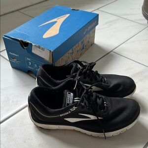 Brooks Men's Black and White pure flow 7 Shoes